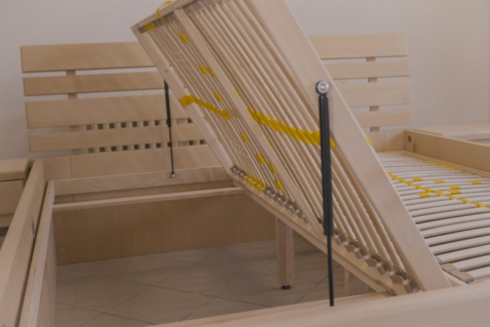 Ložnicový set Emily– postel Emily z masivního buku, úložný box pod postel, výklopný rošt Portoflex Kombi P pravý a levý, dvě matrace Dia Visco Hi a dva noční stolky Emily