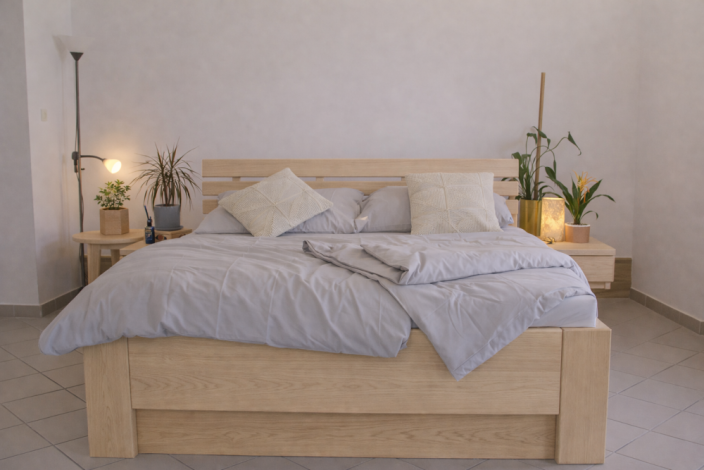 Kompletní sestava Emily – postel Emily z masivního jasanu, úložný box pod postel, výklopný rošt Portoflex Kombi P pravý a levý, dvě matrace Dia Visco Hi a dva noční stolky Emily