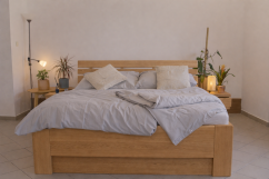 Ložnicový set Emily– postel Emily z masivního dubu nebo dubu rustikal, úložný box pod postel, výklopný rošt Portoflex Kombi P pravý a levý, dvě matrace Dia Visco Hi a dva noční stolky Emily